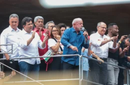 Lula reúne multidão na Paulista e mira abstenção no 2º turno