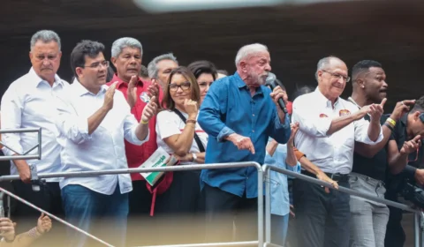 Lula reúne multidão na Paulista e mira abstenção no 2º turno