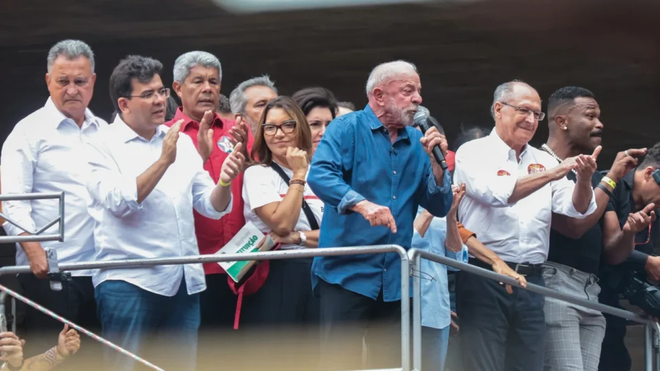 Lula reúne multidão na Paulista e mira abstenção no 2º turno