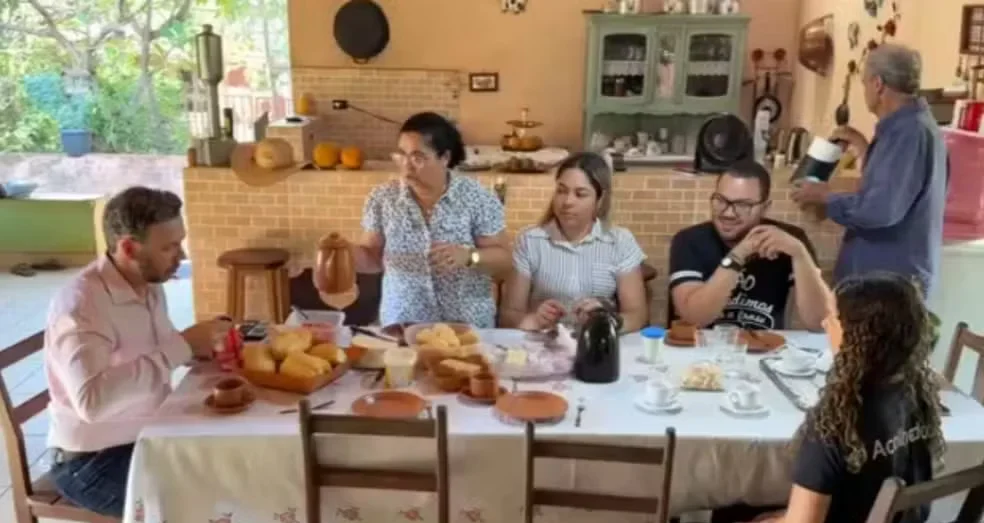 Segundo os moradores, a cobra permanece tranquila, não entra na residência e nunca atacou os outros animais da propriedade, incluindo galinhas, pintinhos e quatro cachorros.