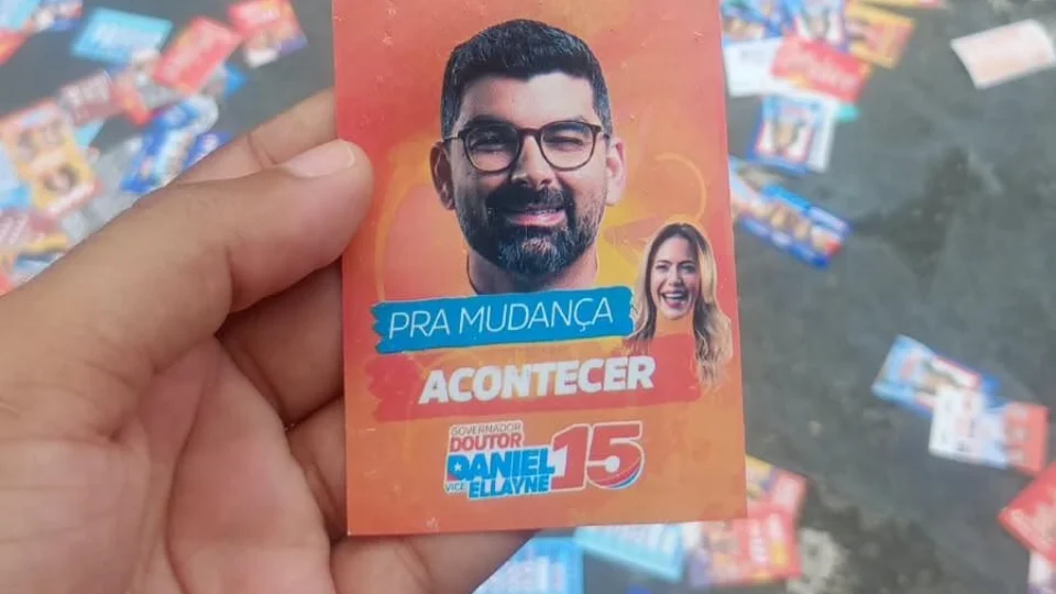 Santinhos com número falso de Daniel Santos são espalhados por Belém