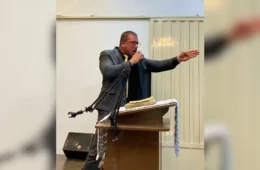 Pastor que fugiu de motel após morte de homem é detido por suspeita de violência doméstica
