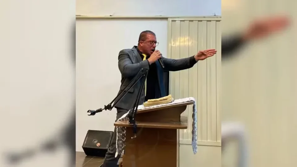 Pastor que fugiu de motel após morte de homem é detido por suspeita de violência doméstica