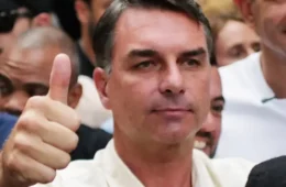 Flávio Bolsonaro diz que pretende usar maioria no Congresso para mudar Constituição