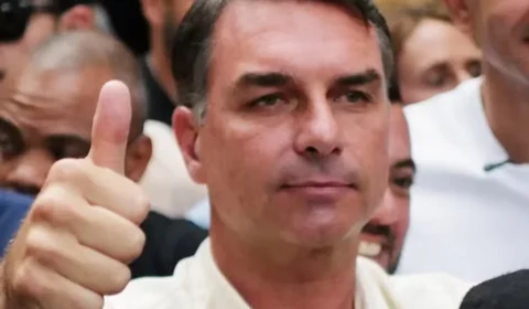 Flávio Bolsonaro diz que pretende usar maioria no Congresso para mudar Constituição