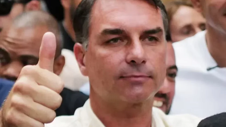 Flávio Bolsonaro diz que pretende usar maioria no Congresso para mudar Constituição