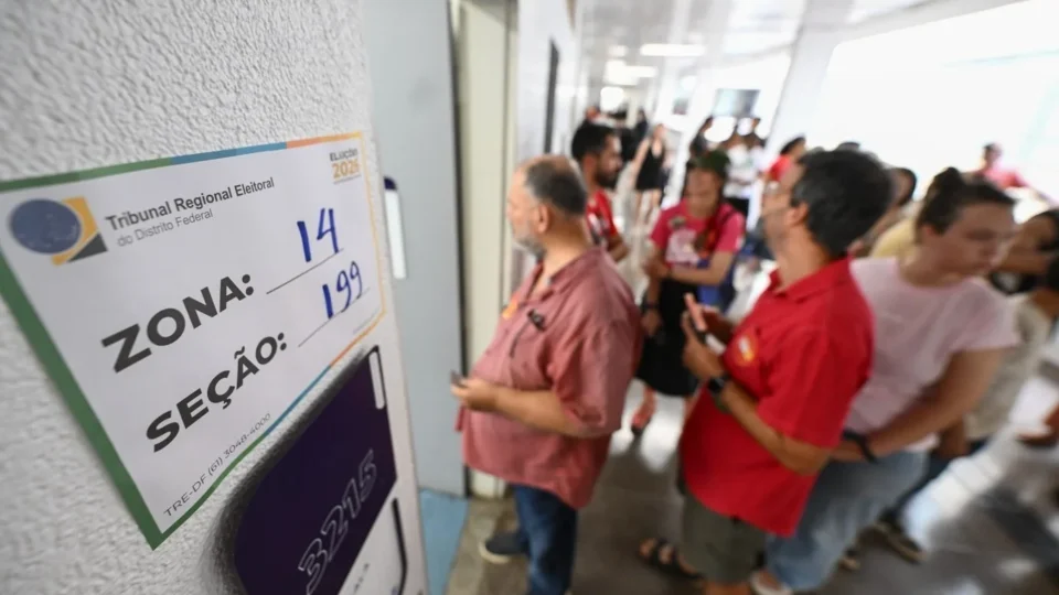 Apuração das eleições 2026 começa às 17h e redesenha o mapa político do Brasil