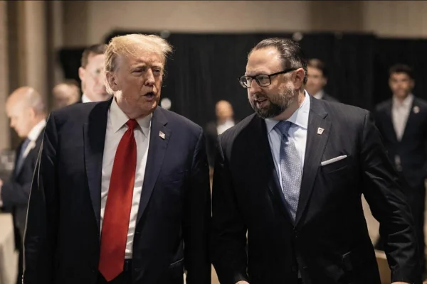 Jason Miller ao lado do presidente Donald Trump. Foto: Reprodução
