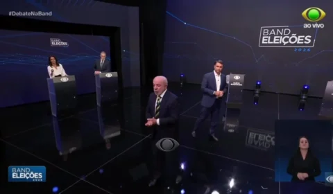 Confusão entre Lula e Flávio interrompe debate e jornalista manda parar cronômetro