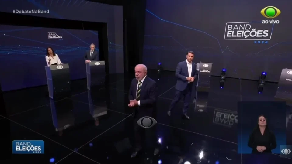 Confusão entre Lula e Flávio interrompe debate e jornalista manda parar cronômetro