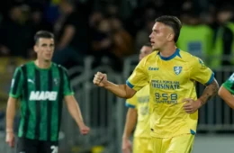 Com três gols de Raimondo, Frosinone goleia Sassuolo por 4 a 2 e encosta no G4 do Italiano