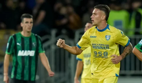 Com três gols de Raimondo, Frosinone goleia Sassuolo por 4 a 2 e encosta no G4 do Italiano