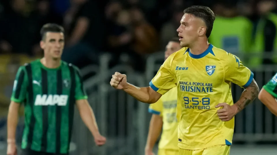 Com três gols de Raimondo, Frosinone goleia Sassuolo por 4 a 2 e encosta no G4 do Italiano