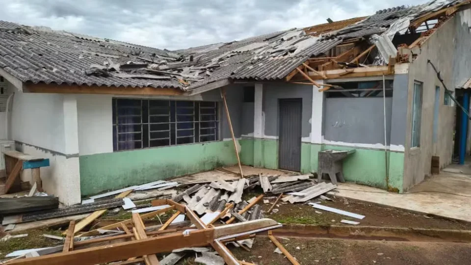 Temporais destelham casas e deixam rastro de estragos no Paraná