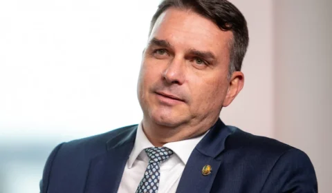Flávio Bolsonaro diz que pedirá cassação da chapa de Lula e questiona resultado eleitoral