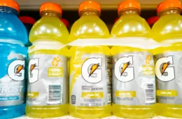 Gatorade recolhe 122 mil caixas após corantes não aparecerem nos rótulos nos EUA