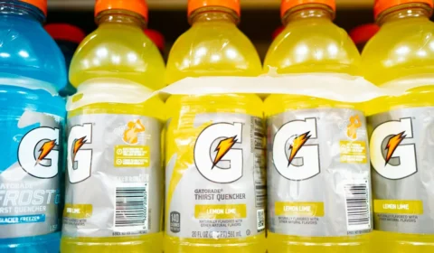 Gatorade recolhe 122 mil caixas após corantes não aparecerem nos rótulos nos EUA