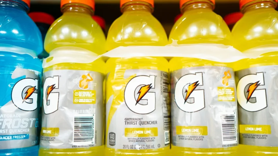 Gatorade recolhe 122 mil caixas após corantes não aparecerem nos rótulos nos EUA