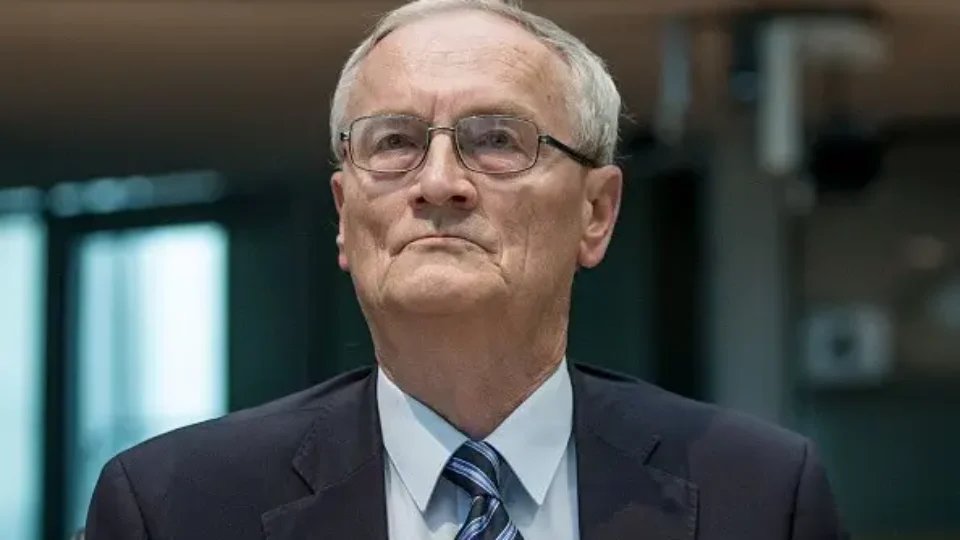 Alemanha prende ex-chefe da inteligência por suspeita de espionagem e traição