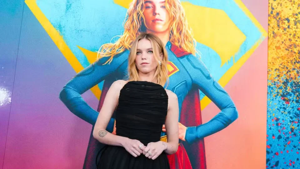 James Gunn quebra silêncio e nega demissão de Milly Alcock do papel de Supergirl