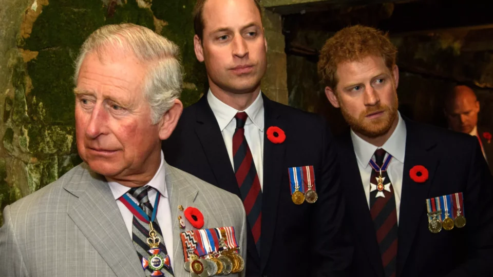 Príncipe Harry fala sobre afastamento da família e revela desejo de reconciliação com pai e irmão