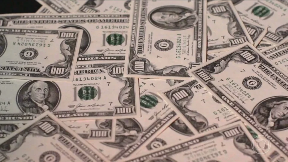 Dólar dispara após resultado eleitoral e aumenta tensão nos mercados brasileiros