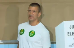 Douglas Ruas vota em São Gonçalo e anuncia transição para o governo do Rio de Janeiro