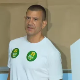 Douglas Ruas vota em São Gonçalo e anuncia transição para o governo do Rio de Janeiro