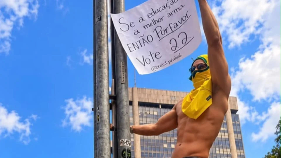 Gostoso da Paulista 22? Felipe Cardoso surge mascarado em ato da direita