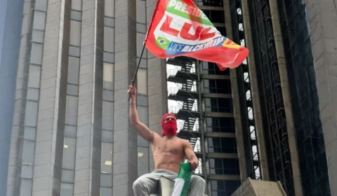 Quem é o gostoso da Paulista? Homem mascarado em ato petista viraliza