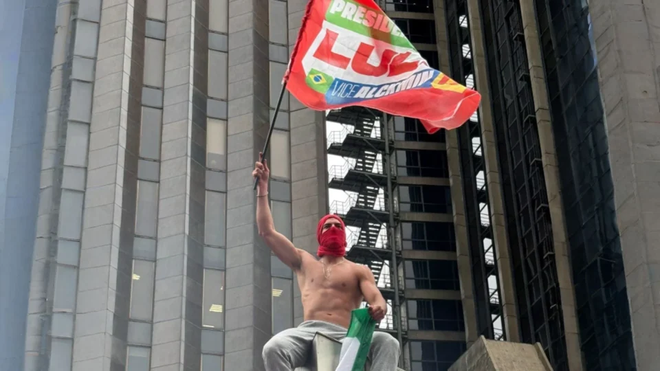 Quem é o gostoso da Paulista? Homem mascarado em ato petista viraliza