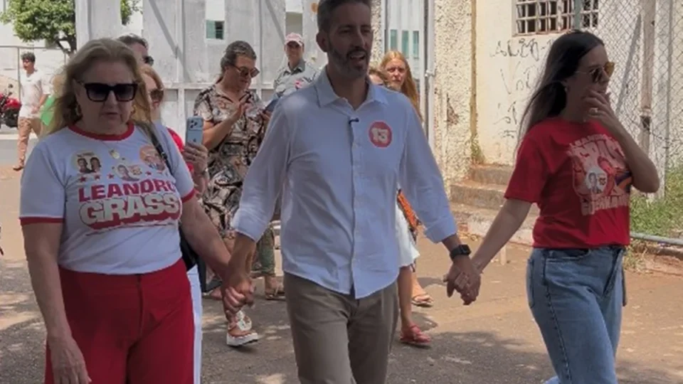Leandro Grass vota no Guará e diz estar orgulhoso da campanha ao GDF