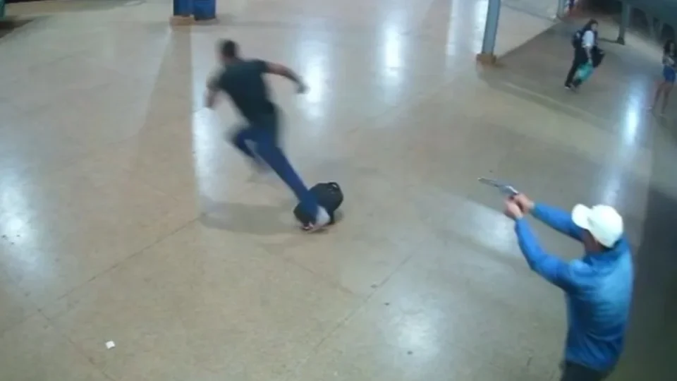 Passageiro dá três tiros em motorista de ônibus após discussão em rodoviária de Goiás