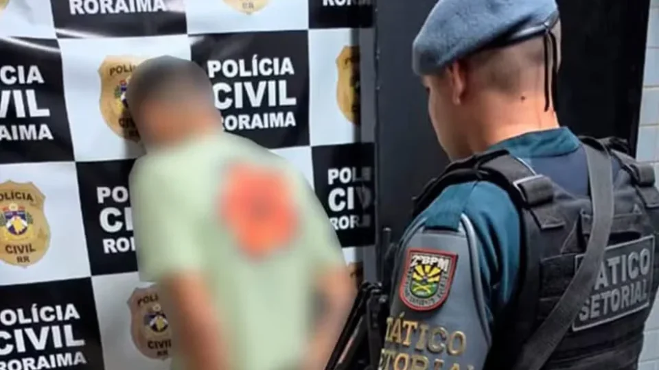 Homem procurado por tráfico tenta esconder rosto ao ver policiais e acaba preso em pronto atendimento de Boa Vista