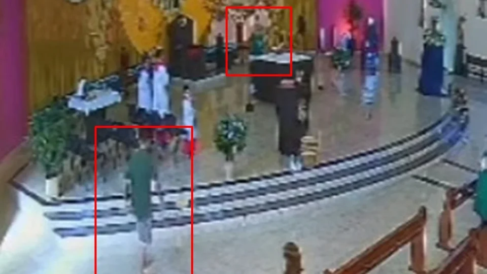Homem invade altar e tenta agredir bispo durante missa em Caraguatatuba