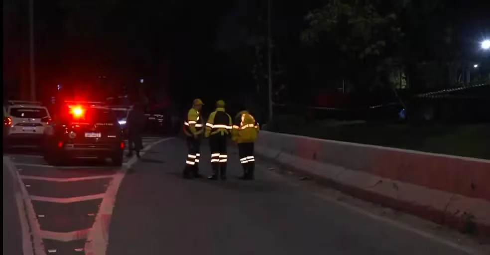 Essa ocorrência foi encaminhada ao 73º Distrito Policial. Não foram divulgadas informações sobre pessoas feridas no acidente.