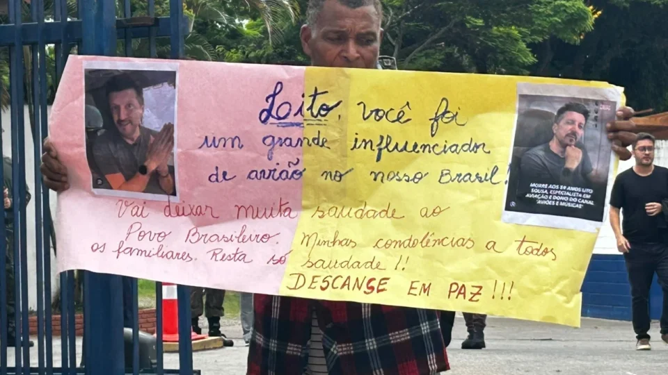 Fãs e familiares se despedem de Lito Sousa em velório aberto ao público em São Paulo