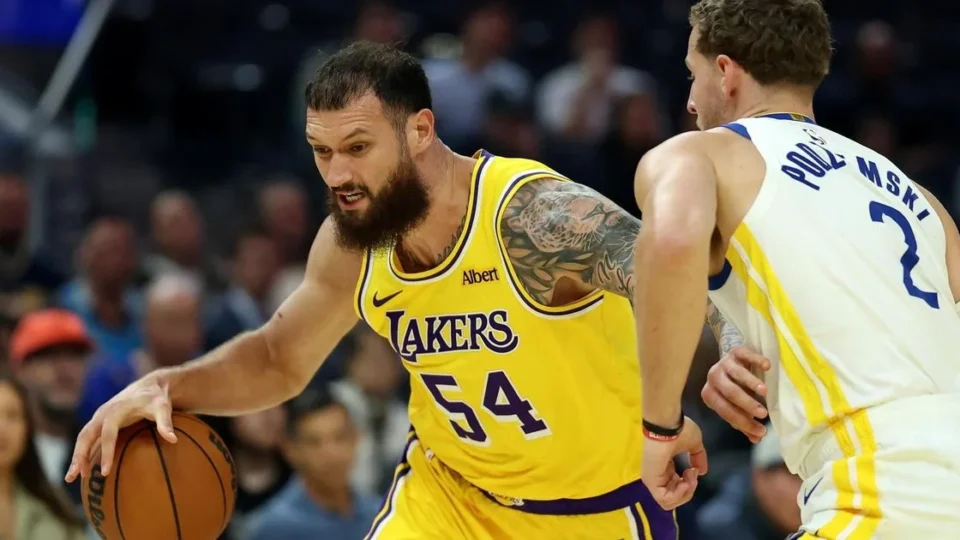 Warriors x Lakers: Curry brilha em vitória por 124 a 98 na pré-temporada da NBA
