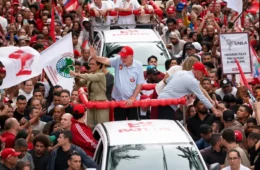 Lula reúne multidão em BH em reta final de campanha