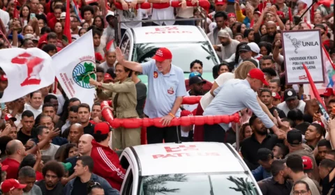 Lula reúne multidão em BH em reta final de campanha