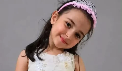 Menina de 8 anos morre atropelada por trator enquanto brincava na Turquia