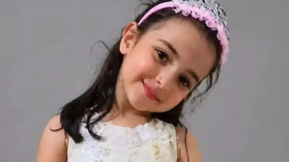 Menina de 8 anos morre atropelada por trator enquanto brincava na Turquia