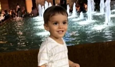 Menino de 2 anos morre após ser encontrado inconsciente dentro de carro em Goiás