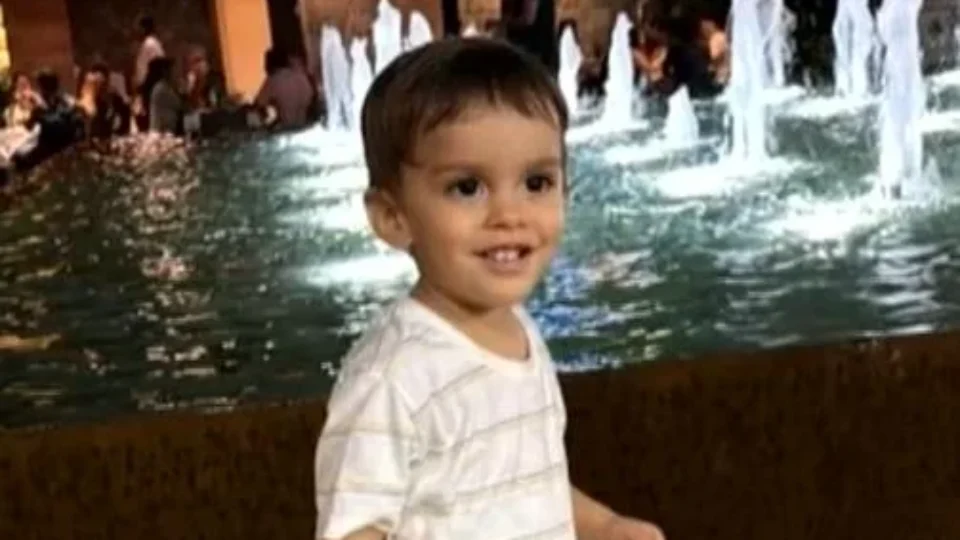 Menino de 2 anos morre após ser encontrado inconsciente dentro de carro em Goiás