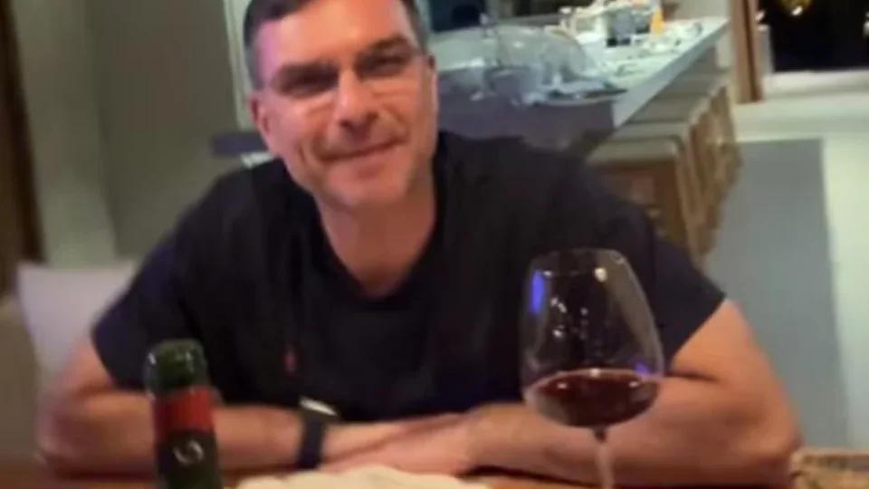 PF aponta Flávio Bolsonaro como usuário master de conta de offshore ligada a jato de Vorcaro