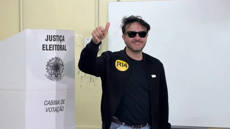 Renan Santos vota em São Paulo e chama eleição de “mais estranha” desde 1989