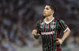 Savarino faz três gols, Fluminense goleia o Coritiba e assume o 3º lugar no Brasileirão