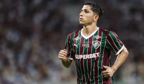 Savarino faz três gols, Fluminense goleia o Coritiba e assume o 3º lugar no Brasileirão