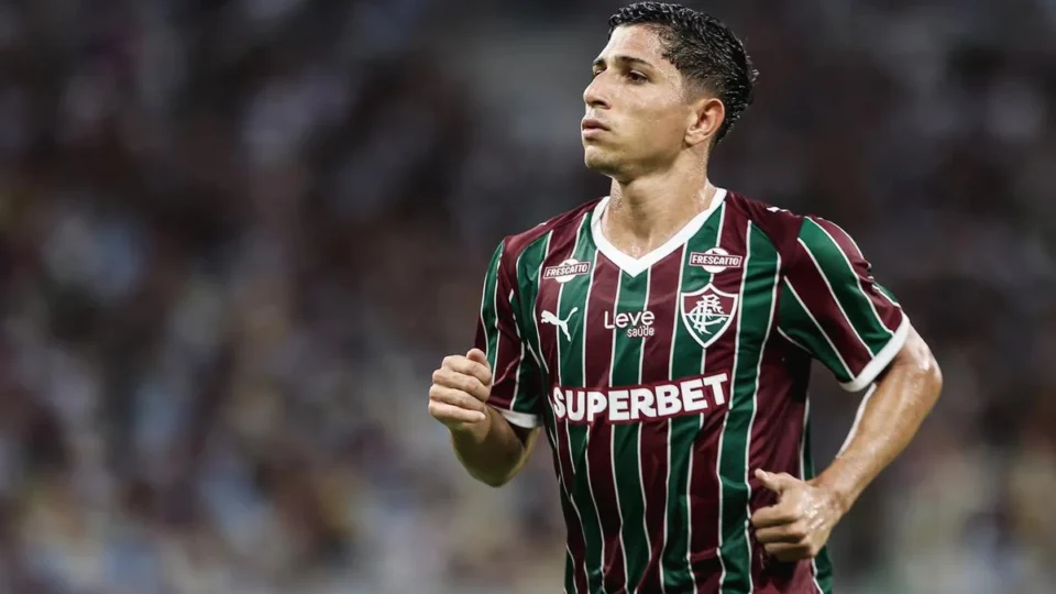 Savarino faz três gols, Fluminense goleia o Coritiba e assume o 3º lugar no Brasileirão