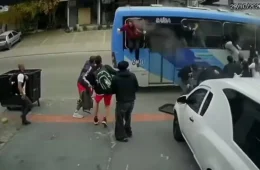 VIDEO: Passageiros quebram janelas de ônibus em chamas para escapar; dois ficam feridos em SC